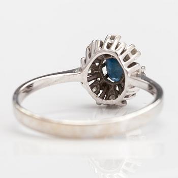 A 14K white gold ring with a sapphire and diamonds ca. 0.08 ct in total. Import marked Mauri Hyvärinen, 1986.