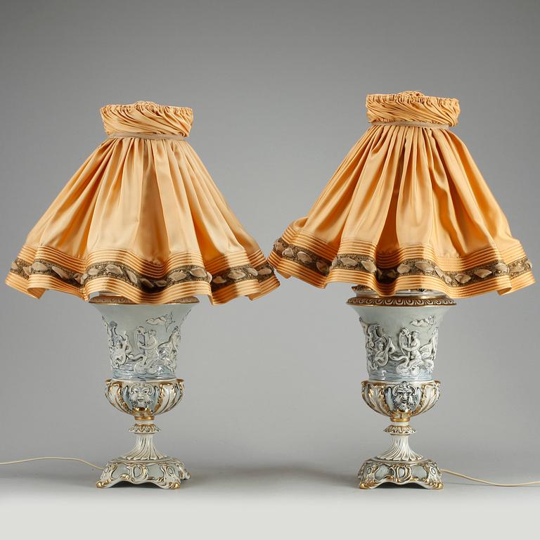 BORDSLAMPOR, ett par, porslin, troligen Capodimonte, Italien, 18/1900-tal.