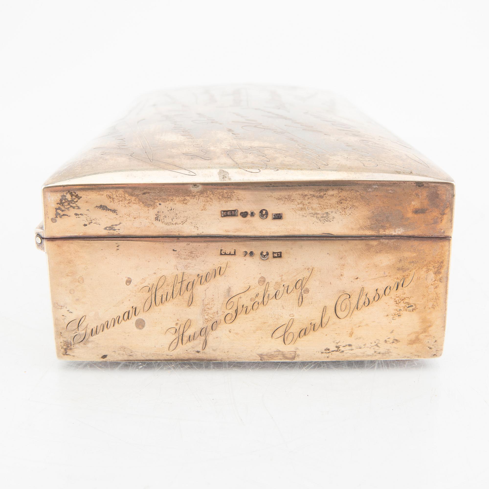 A Swedish 20th century silver cigarette case mark of CG Hallberg Stockholm 1914, total.