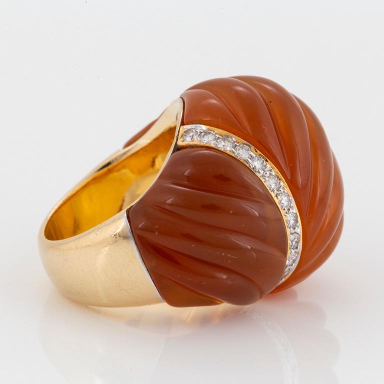 An 18K gold and agate ring set with round brilliant-cut diamonds.