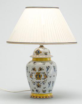 BORDSLAMPA, porslin, Italien. 1900-talets andra hälft.