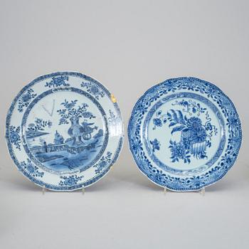 TALLRIKAR, åtta stycken, kompaniporslin. Qingdynastin, Qianlong (1736-95).