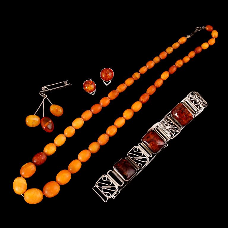 SMYCKEN, 4 delar, bärnsten, 1900-tal.