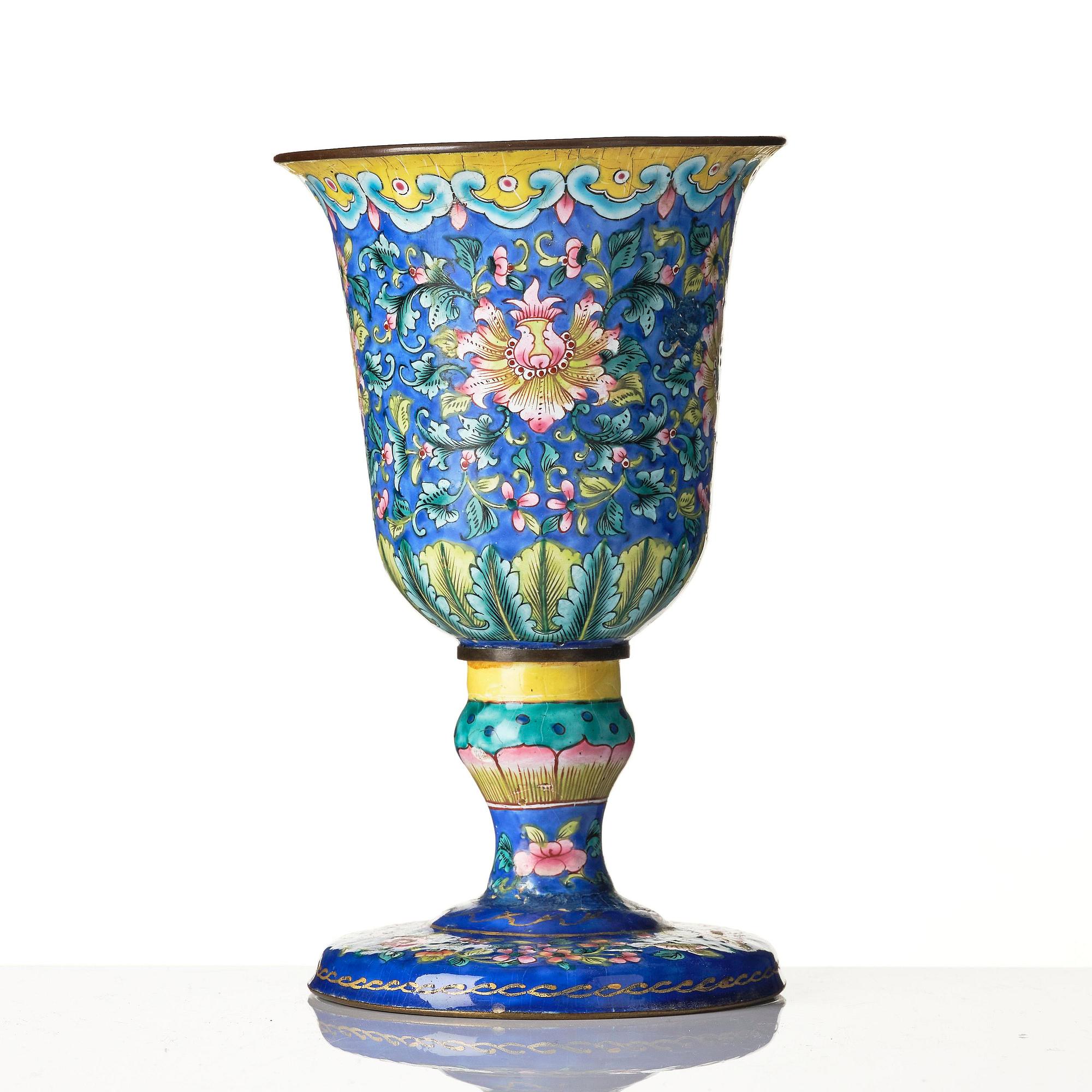 Bägare samt kopp med fat, emalj på koppar. Qingdynastin, 1700/1800-tal.