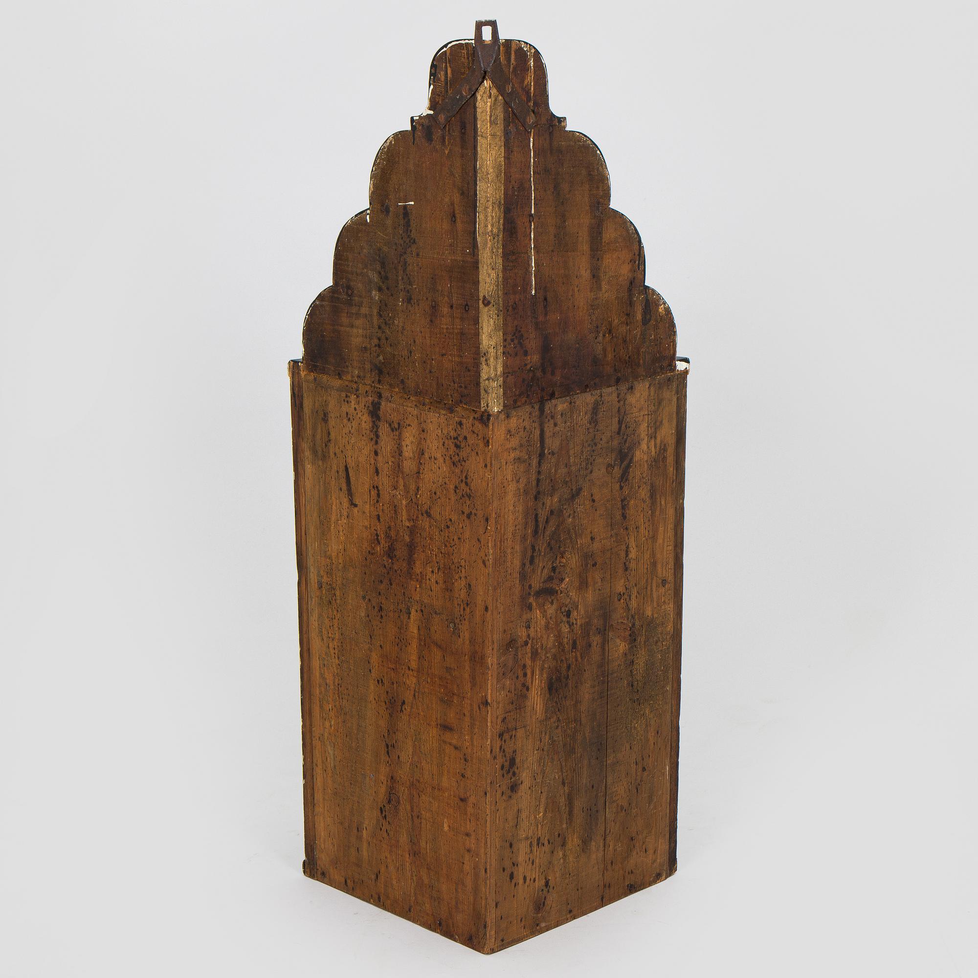Corner cabinet with shelves, 18th/19th century.