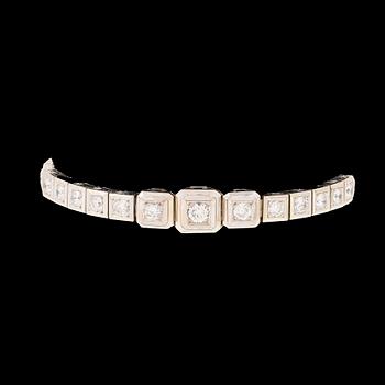 An 18K white gold bracelet with brilliant cut diamonds.