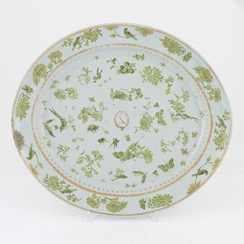 A porcelain serving dish, China, 18th century.