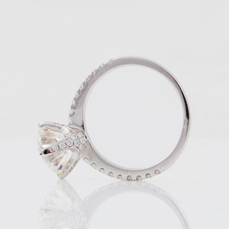 RING med briljantslipad diamant 2.34 ct, sidostenar 0.40 ct enligt gravyr.
