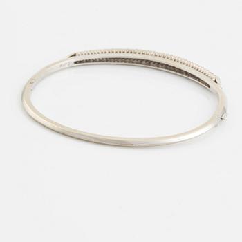 18K white gold bangle with round brilliant-cut diamonds.