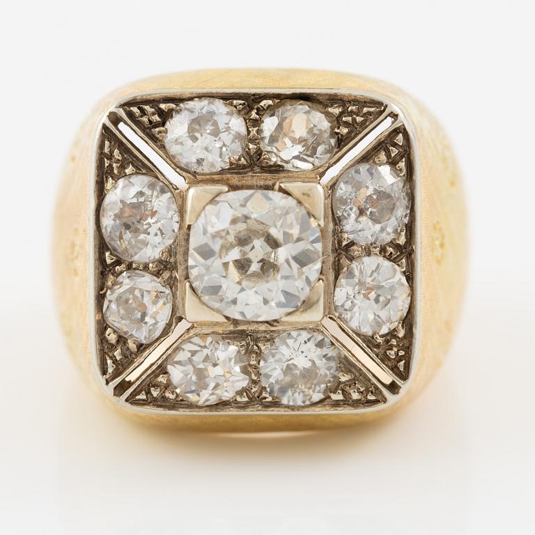 Ring in 18K gold set with old-cut diamonds.