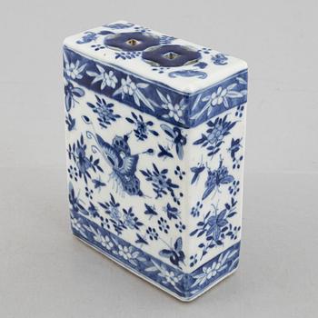 A Chinese blue and white porcelain neck stand / pillow and a pair of porcelain boxes, late Qing dynasty / early 20th cen.