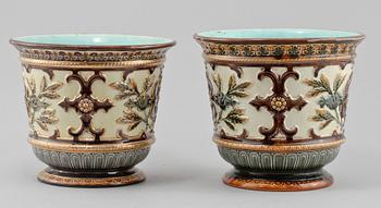 YTTERFODER, 2 st snarlika, majolika, Rörstrand, omkring 1900.