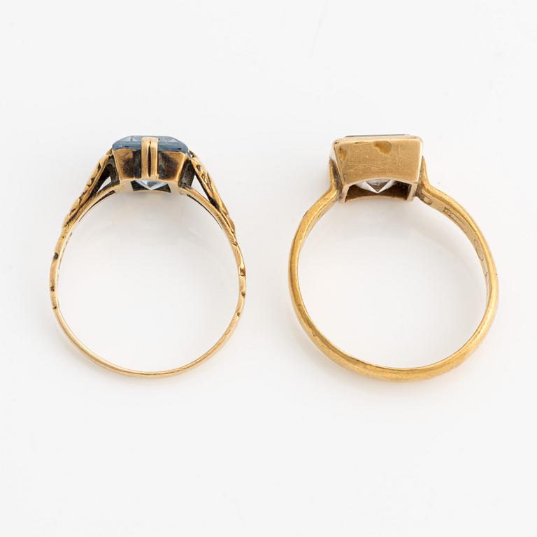 Ringar, 2 st, guld med syntetiska stenar.