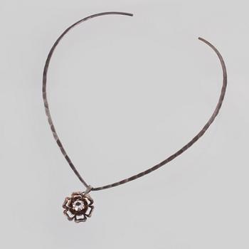 HÄNGE, sterlingsilver med fasettslipad bergkristall,  Theresia Hvorslev. Vikt 16,3 gram.