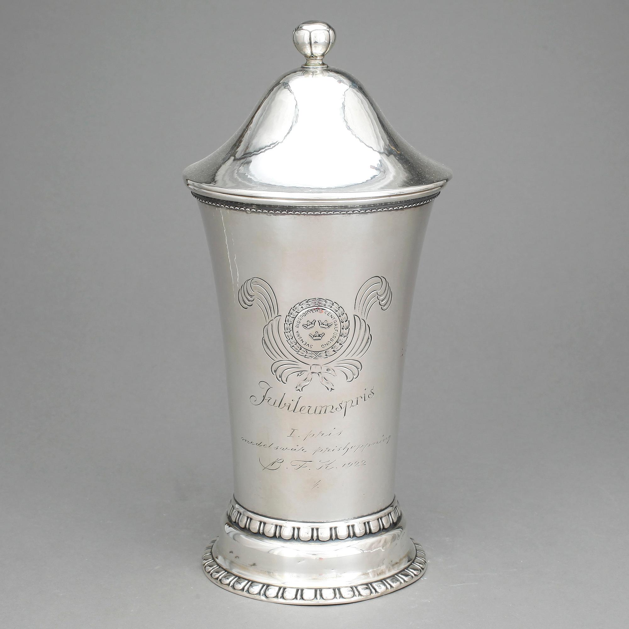 POKALVAS med LOCK, silver, CG Hallberg, 1922, vikt ca 485 g.
