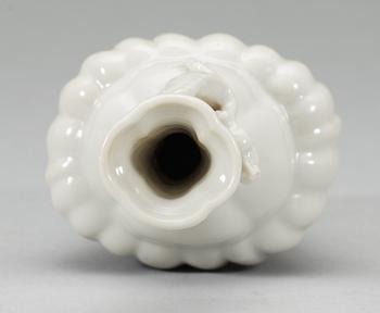 A blanc de chine vase, Qing dynasty, Kangxi (1662-1722).