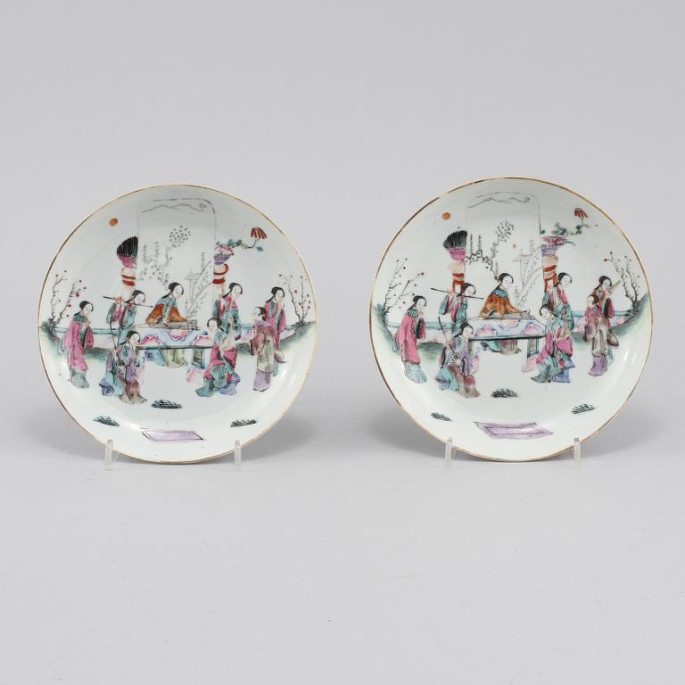 SKÅLFAT, ett par, porslin, Kina, omkring sekelskiftet 1800/1900.