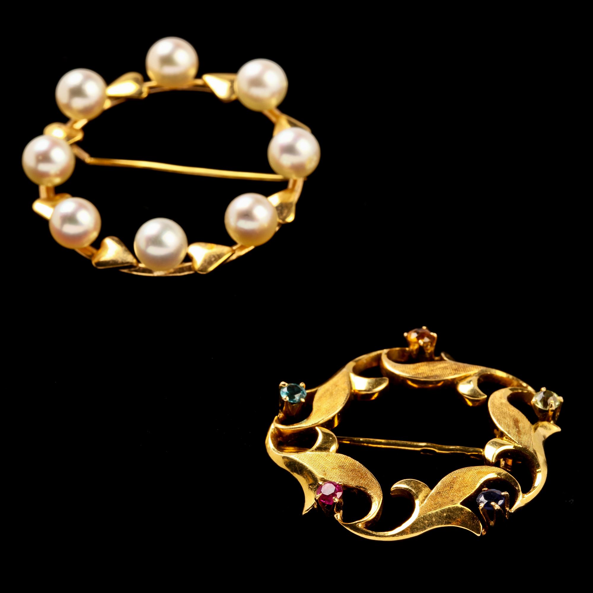 BROSCHER, 2 st, 18k guld med odlade pärlor resp olikfärgade stenar samt ÖRHÄNGEN, ett par, 18k guld. Vikt 9 g.