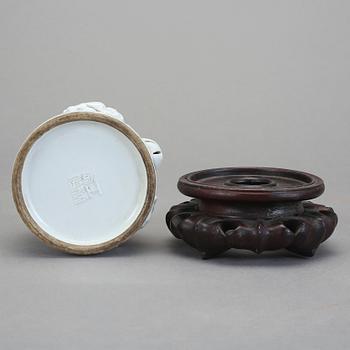 PENSELBAD, blanc de chine. Kina, 1900-tal med sigillmärke.