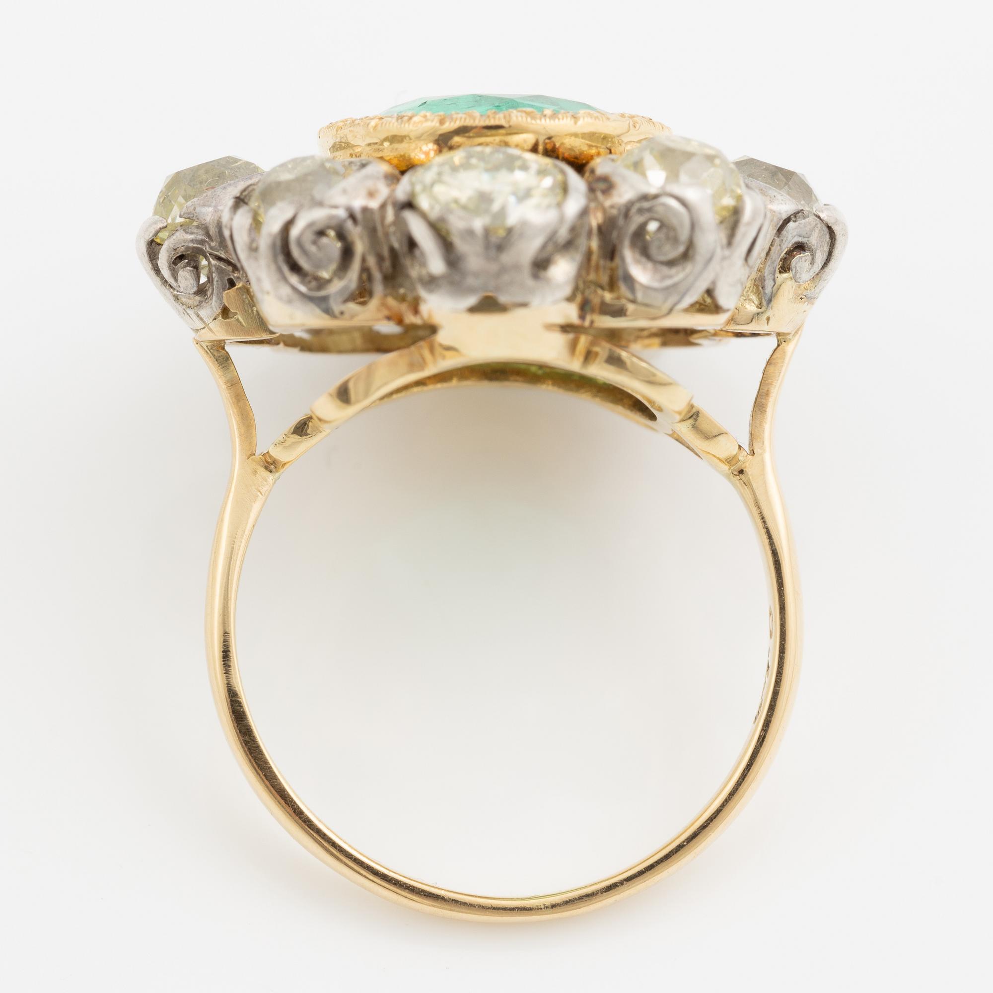 Ring, cocktailring, 18K guld och platina med smaragd och gammalslipade diamanter, medföljande report.