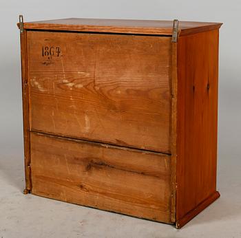 VÄGGSKÅP, 1900-talets första hälft.