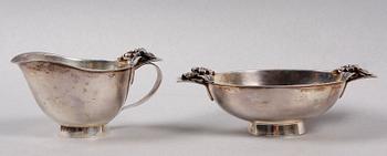 SOCKERSKÅL samt GRÄDDKANNA, silver, MGAB 1952.