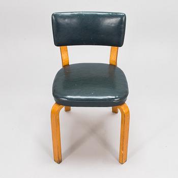 Alvar Aalto, A chair model 63 by O.Y. Huonekalu- ja Rakennustyötehdas A.B. Mid-20th century.