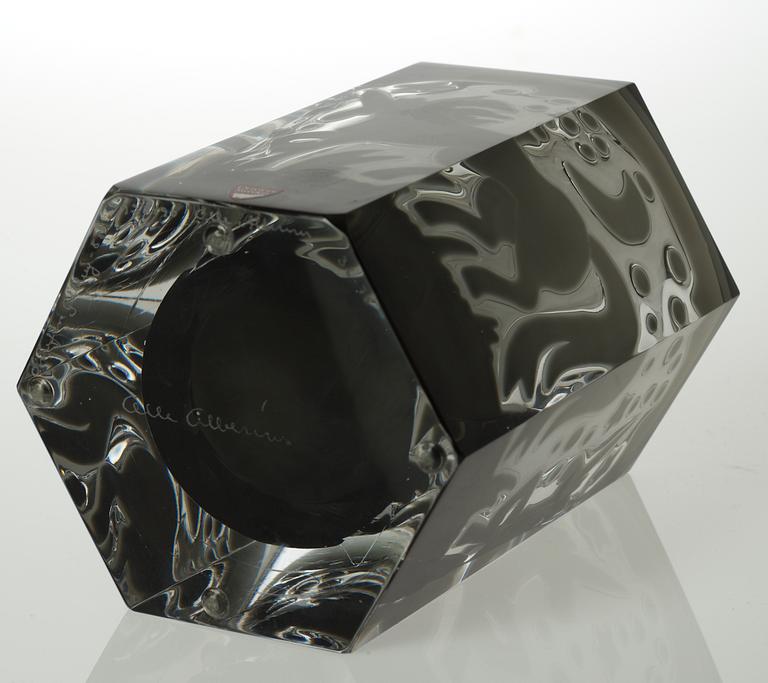 An Olle Alberius ariel 'Enhörning/The unicorn' glass vase, Orrefors Gallery 1988.