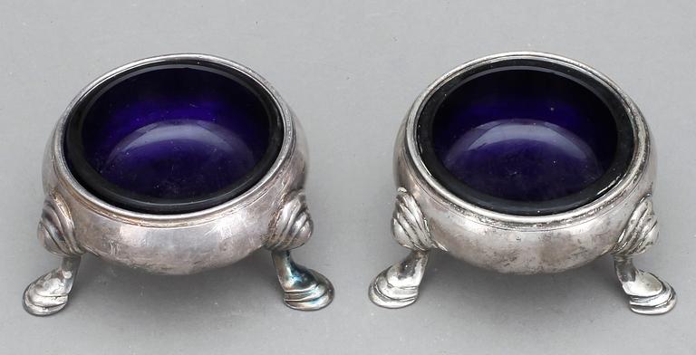 SALTKAR, ett par, silver, London 1746.