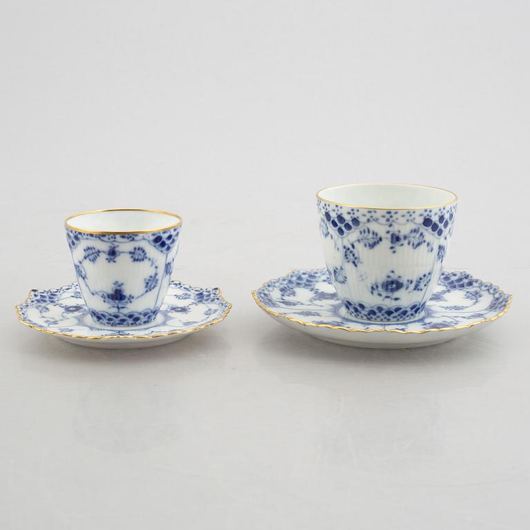 A plate, a coffeecup with saucer and a moca cup with saucer, "Blue Fluted half lace"/"Musselmalet", Royal Copenhagen.