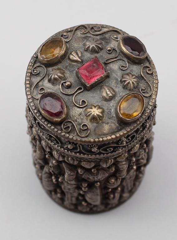 LOCKDOSA, silver, svenska importstämplar, 1900-talets första hälft. Vikt ca 129 g.