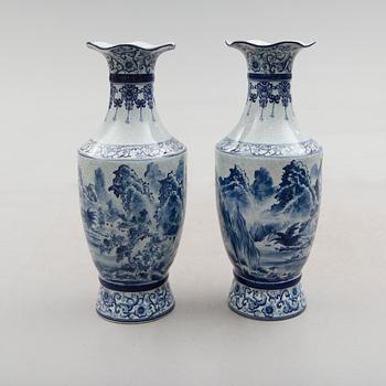 GOLVURNOR, 1 par, porslin, Kina, sannolikt 1900-talets andra hälft.