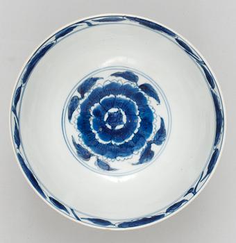 A famille verte and blue and white bowl, Qing dynasty, Kangxi (1662-1722).