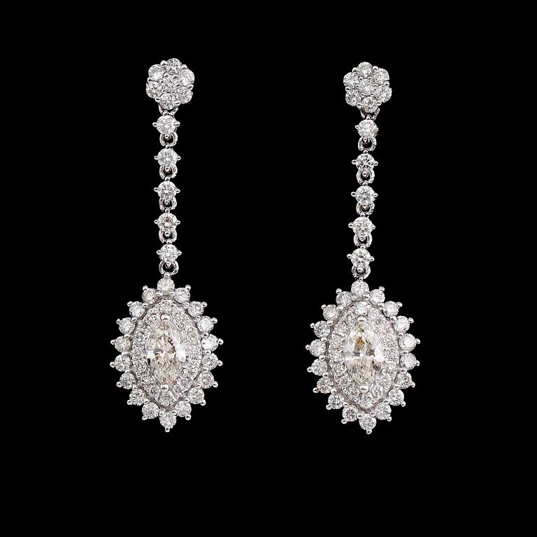 ÖRHÄNGEN, 18 k vitguld, navett och briljantslipade diamanter tot ca 2.43 ct.