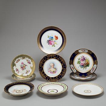 A set of 10 French dinner plates, 19th Century.