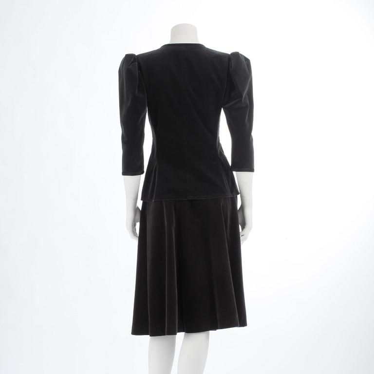 YVES SAINT LAURENT, grey two-piece costume consisting of jacket and skirt from the russian collection. Size 38.