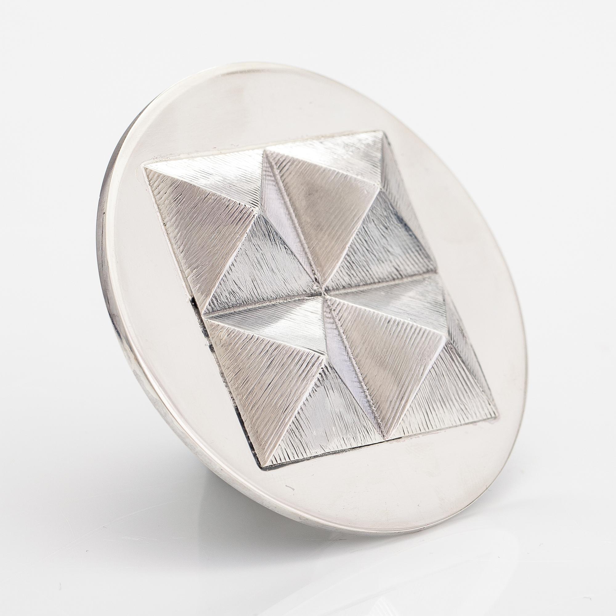 Kaija Aarikka, Brosch, sterlingsilver, numrerad 5/8. Alpo Jääskeläinen, Helsingfors 1972.