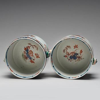 A pair of imari wine coolers, Qing dynasty Kangxi (1662-1722).