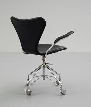 An Arne Jacobsen 'Series 7' desk chair by Fritz Hansen, Denmark 1963.