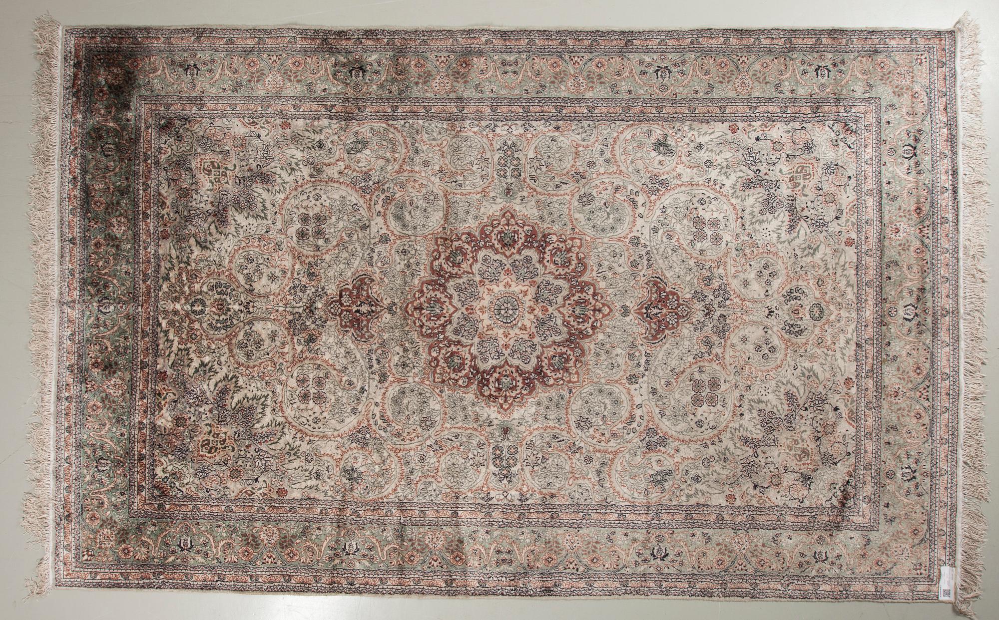 MATTA, silke. Ca 246x157 cm.