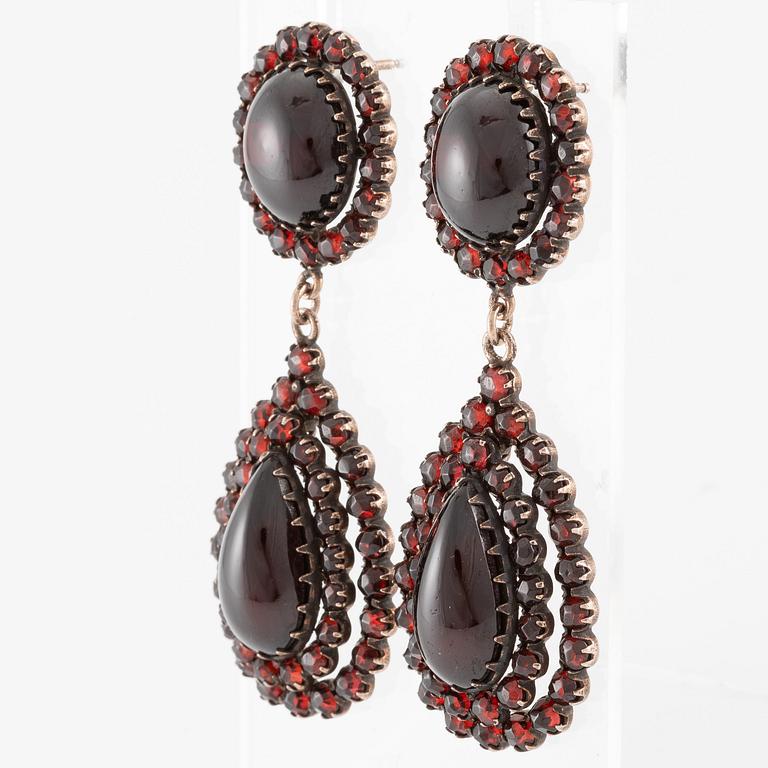 Örhängen förgyllt silver med granater.