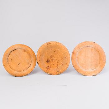 THREE WOODEN PLATES AND TWO WOODEN DISTAFFS 19th century.