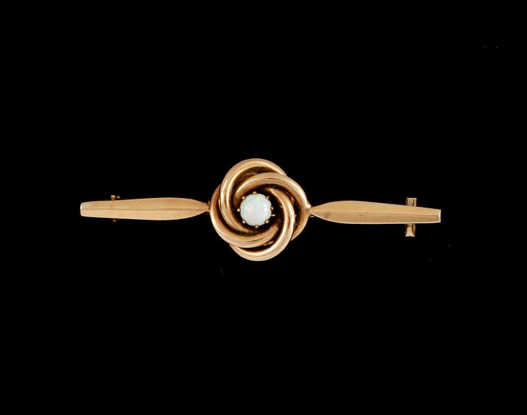 BROSCH, 18k guld med opal. John Petterson, Stockholm, 1901. Ca 3 g.