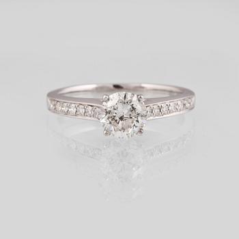RING, 18K vitguld med briljantslipad diamant ca 0.85 ct samt 14 briljantslipade diamanter 0.15 ct. Vikt 3,1 gram.