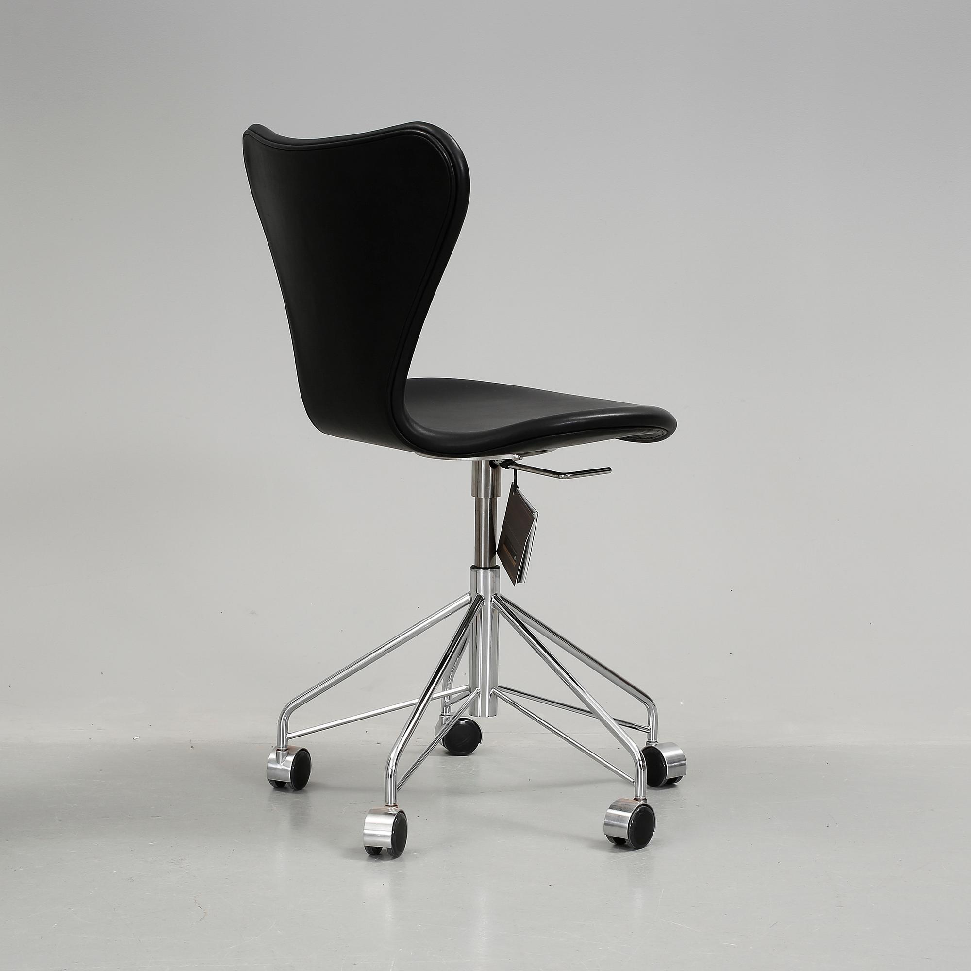 SKRIVBORDSSTOL, Arne Jacobsen "Sjuan", Fritz Hansen. 2013/2014.