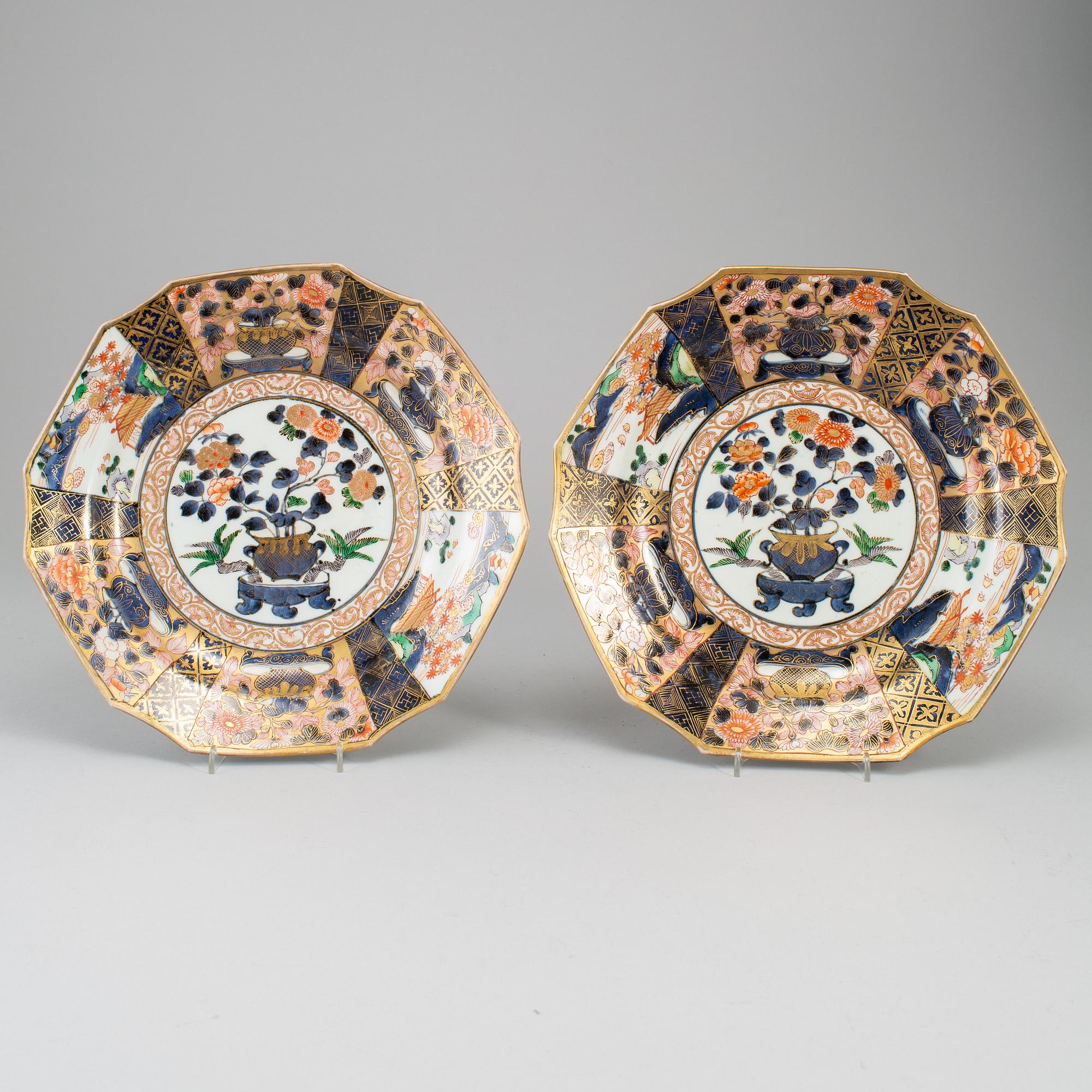 A pair of Japanese imari dishes, Edo period (1603-1868).