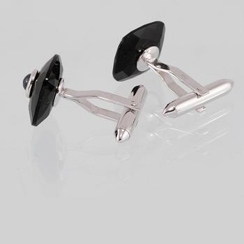MANSCHETTKNAPPAR, 14K vitguld med checkerslipad onyx samt cabochonslipade blå safirer 0.76 ct. Vikt 8,2 gram.