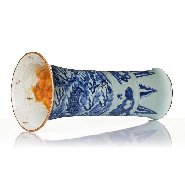 A blue and white 'four clawed dragon' vase, 17th century.