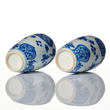 A pair of blue and white tea caddies, Qing dynasty, Kangxi (1662-1722).