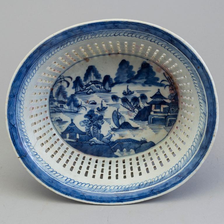 GALLERKORG med FAT, kompaniporslin. Qingdynastin, Jiaqing (1796-1820).
